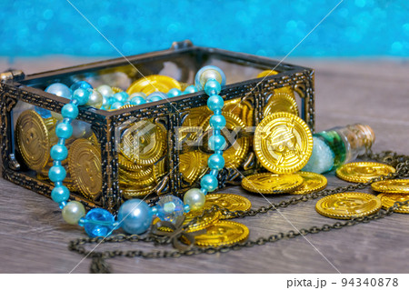 Pirate treasure chest with treasures on the beach. 94340878