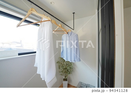 インナーバルコニーのある新築住宅 94341128