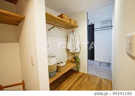 玄関入ってウォークインクローゼットのある新築住宅 94341130