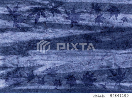 縞柄の染模様が美しい、藍染め和紙とモミジのコラボレーション 94341199