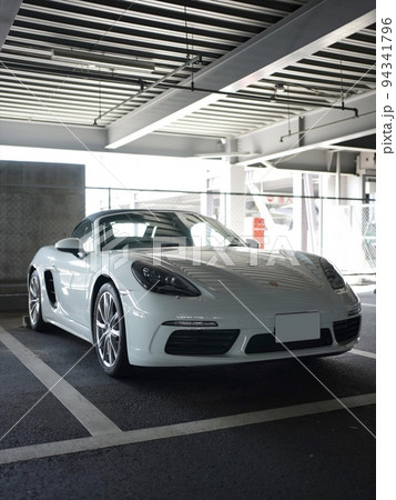駐車場のポルシェ718ボクスター 駐車場のポルシェ718ボクスター 94341796