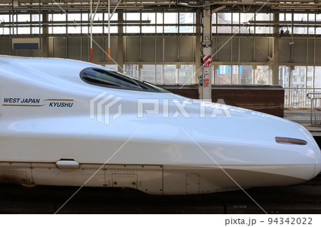 新大阪駅に停車中の九州新幹線 新大阪駅に停車中の九州新幹線 94342022