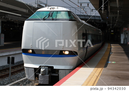 新大阪駅に停車中のサンダーバード 新大阪駅に停車中のサンダーバード 94342030