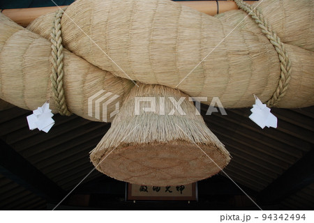 巨大しめ縄･御幣（出雲大社･神楽殿／島根県出雲市大社町） 94342494