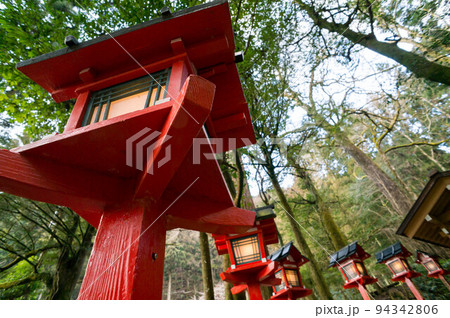 京都 夜の貴船神社の幻想的な灯籠	 94342806