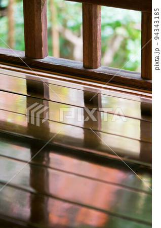 京都 晩夏の瑠璃光院の新緑を反射した美しい廊下 94343185