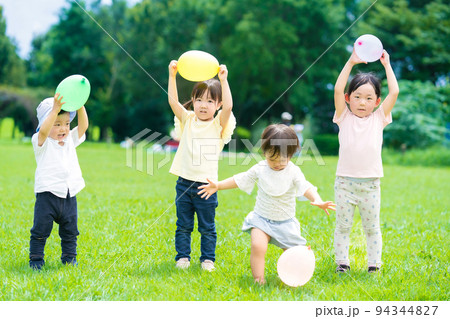 公園で元気に遊ぶ子供たち 公園で元気に遊ぶ子供たち 94344827