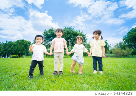 公園で元気に遊ぶ子供たち  94344828