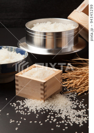 羽釜で炊いた新米 羽釜で炊いた新米 94345299