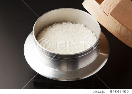 羽釜で炊いた新米 羽釜で炊いた新米 94345409