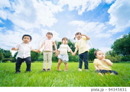 公園で元気に遊ぶ子供たち  94345631