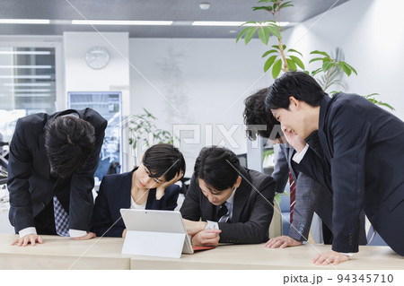 落胆する会社員 94345710