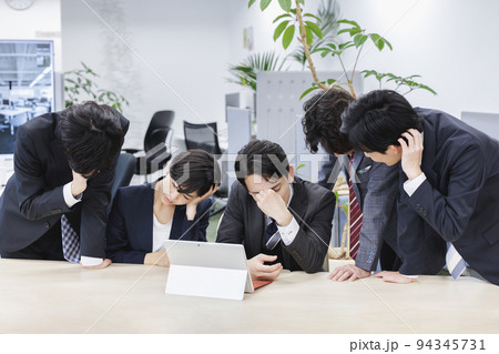 落胆する会社員 落胆する会社員 94345731