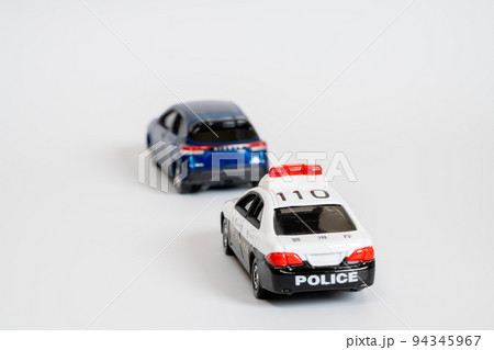 不審車両を追跡するパトカー 94345967