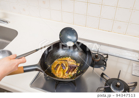 【マーボー茄子を作る　仕上げに水溶き片栗粉を垂らす】 94347513