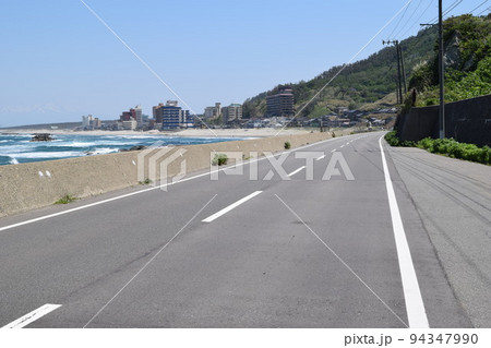 山形県庄内地方の海岸道路 94347990
