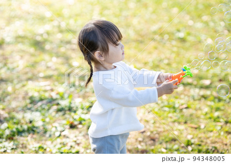 シャボン玉で遊ぶ女の子 シャボン玉で遊ぶ女の子 94348005