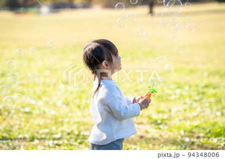 シャボン玉で遊ぶ女の子 シャボン玉で遊ぶ女の子 94348006