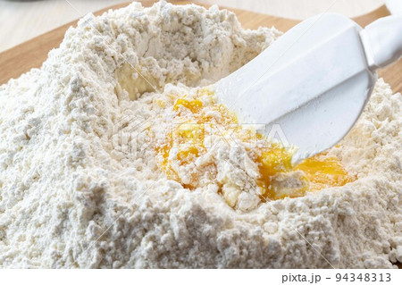 新鮮で香りの良い小麦粉 新鮮で香りの良い小麦粉 94348313