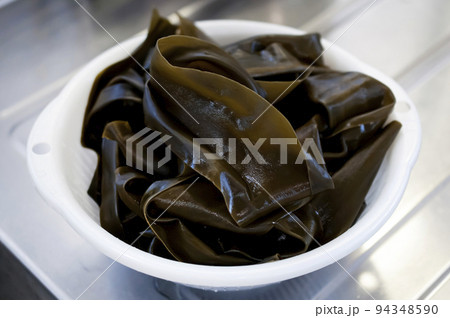 水で戻した昆布 水で戻した昆布 94348590