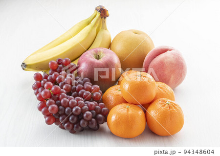 新鮮で美味しいフルーツの盛り合わせ 新鮮で美味しいフルーツの盛り合わせ 94348604
