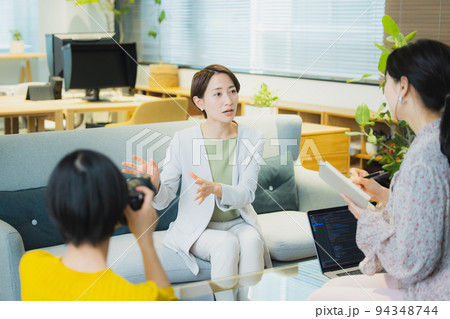 取材 インタビュー カメラマン 取材 インタビュー カメラマン 94348744