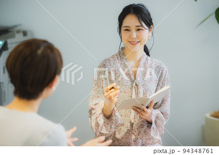 取材　インタビュー　カメラマン　 94348761