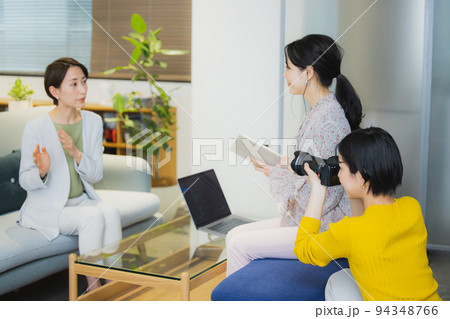 取材 インタビュー カメラマン 取材 インタビュー カメラマン 94348766