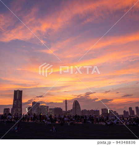 空に龍が舞ったある日の夕焼け 94348836