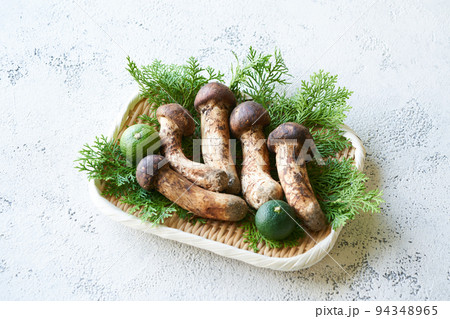 ザルに盛られた国産の松茸 94348965