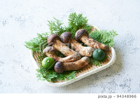 ザルに盛られた国産の松茸 94348966