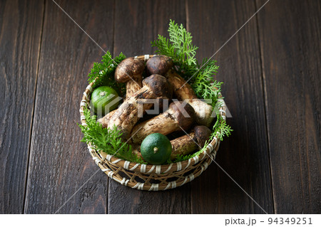 国産の松茸 国産の松茸 94349251