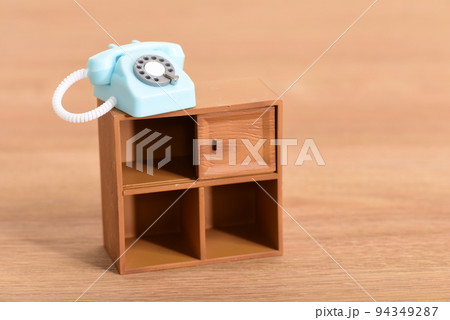 玩具の家具とアナログ電話機 玩具の家具とアナログ電話機 94349287