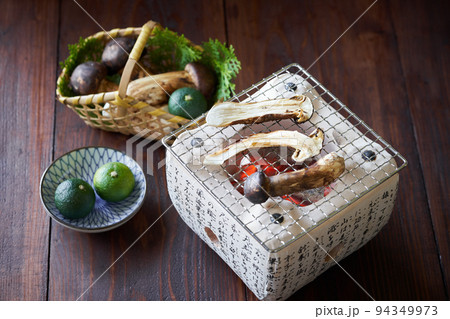 国産松茸の炭火焼 94349973