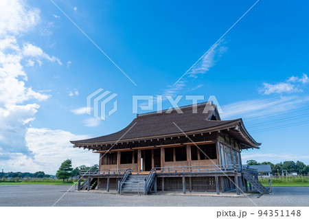 三重県明和町　復元されたさいくう平安の杜の正殿と秋空 94351148