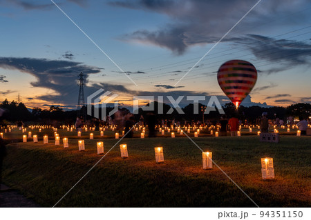 三重県明和町　復元された斎宮跡のろうそくと竹の灯りイベントと熱気球 94351150