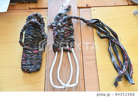古布をリサイクルして布ゾウリを作る日本の技術 古布をリサイクルして布ゾウリを作る日本の技術 94351568