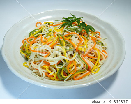 カラフルな冷や麦 94352337