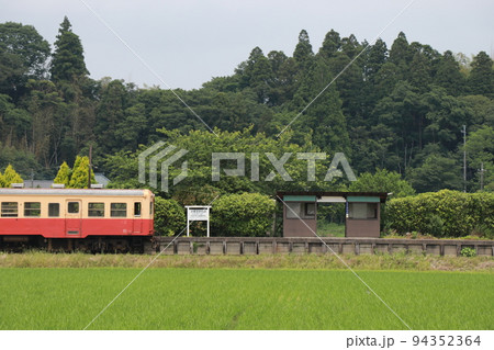 小駅に到着する単行気動車 小駅に到着する単行気動車 94352364