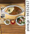 昼食のカレーライス 94352617