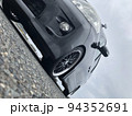 曇天と黒い車 94352691