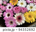 水に浮かぶたくさんの花たち 94352692