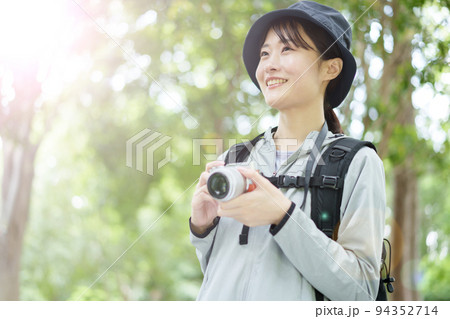 登山を楽しむカメラ女子 94352714