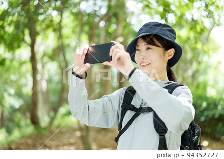 スマートフォンで写真を撮る山ガール スマートフォンで写真を撮る山ガール 94352727