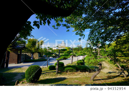 初秋の秋空と姫路城・入口の植え込み 94352954