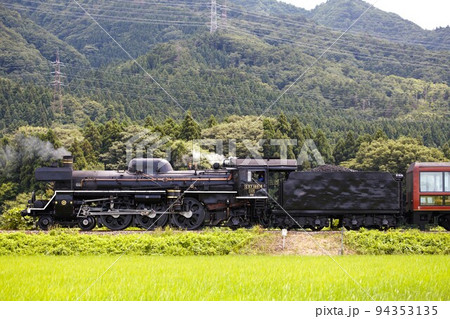 快走するSLばんえつ物語号のサイドビュー 快走するSLばんえつ物語号のサイドビュー 94353135