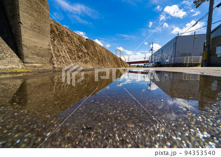 水たまりに反射して映る青空 94353540