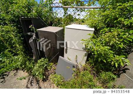 道端に不法投棄された冷蔵庫 94353548