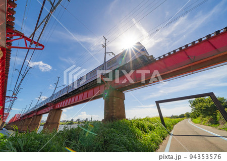 紀ノ川橋梁を渡る南海電車 94353576
