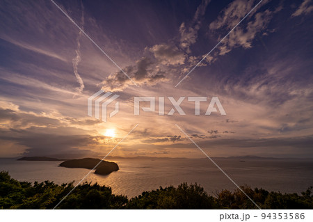 深山砲台跡展望台から見る友が島へ沈む夕日 94353586